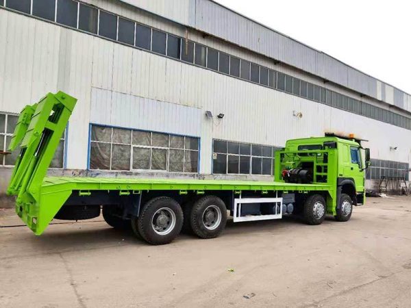 Sinotruk Howo 8×4 Flatbed Cargo Truck With Ladder Howo Lowbed Cargo Truck