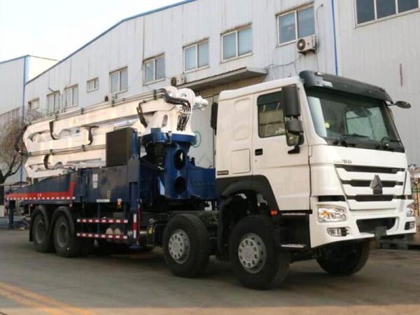 Sinotruk Howo 8X4 33M Concrete Pump Truck